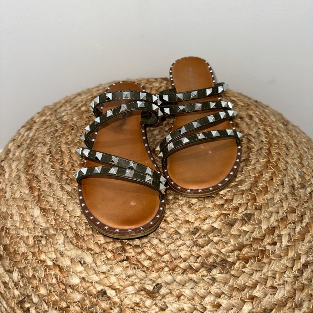STEVEN MADDEN STUDDED GREEN SANDAL